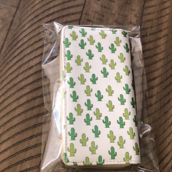 NWT Lucky 🍀 Cacti 🌵 Vegan 🌱 Zip Wallet 12 card inserts zip coin Secure! - Picture 15 of 17